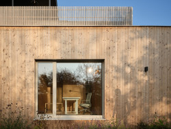 Rodinný dům a sídlo firmy Eko Modular hned vedle sebe - vše z modulů.