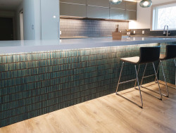 Mozaiky se hodí nejen na malé a složité plochy. Dokáží totiž probudit a ozdobit interiéry. 