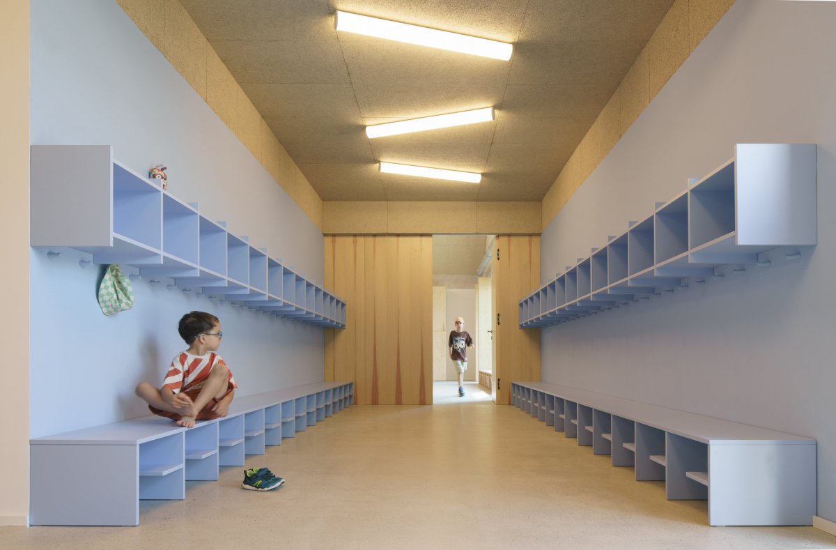 ... i šatna. (Domov pro seniory s mateřskou školou v Horních Jirčanech, ti architekti)