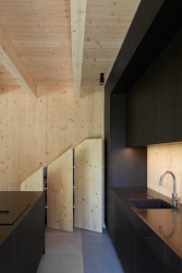 Dům v Říčanech, ateliér Hajný: kuchyně a skryté úložné prostory
