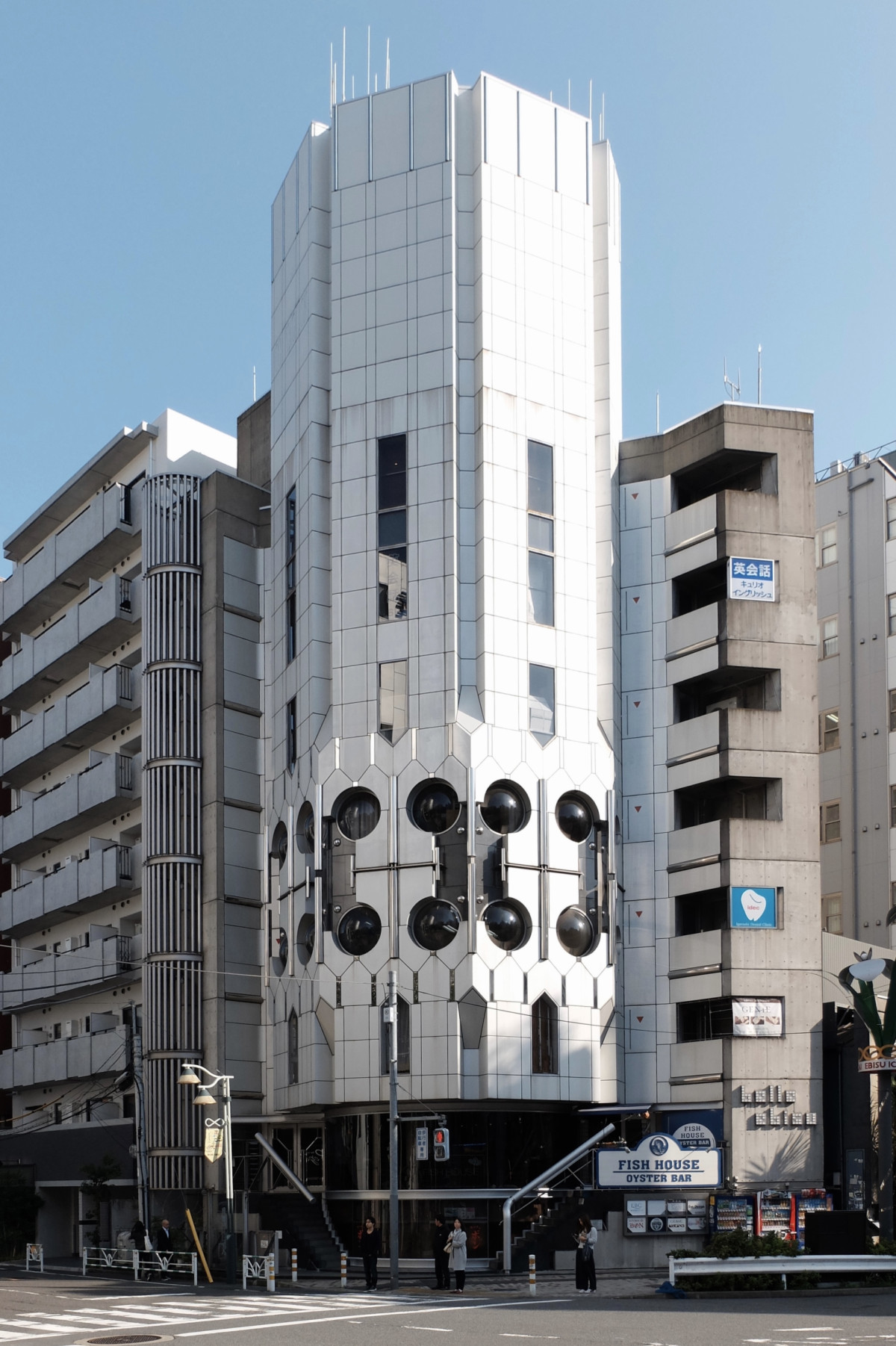Výstava postmoderní architektury Japonska se koná ve Winternitzově vile. Na fotografii Budova Octagon Ebisu architekta Shina Takamatsua