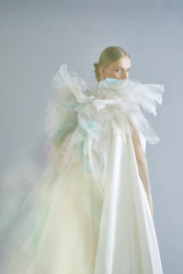 Projekt Red Carpet realizovaný studenty a studentkami Ateliéru designu oděvu a obuvi na Vysoké škole uměleckoprůmyslové v Praze (UMPRUM) - Anna Ryšánková