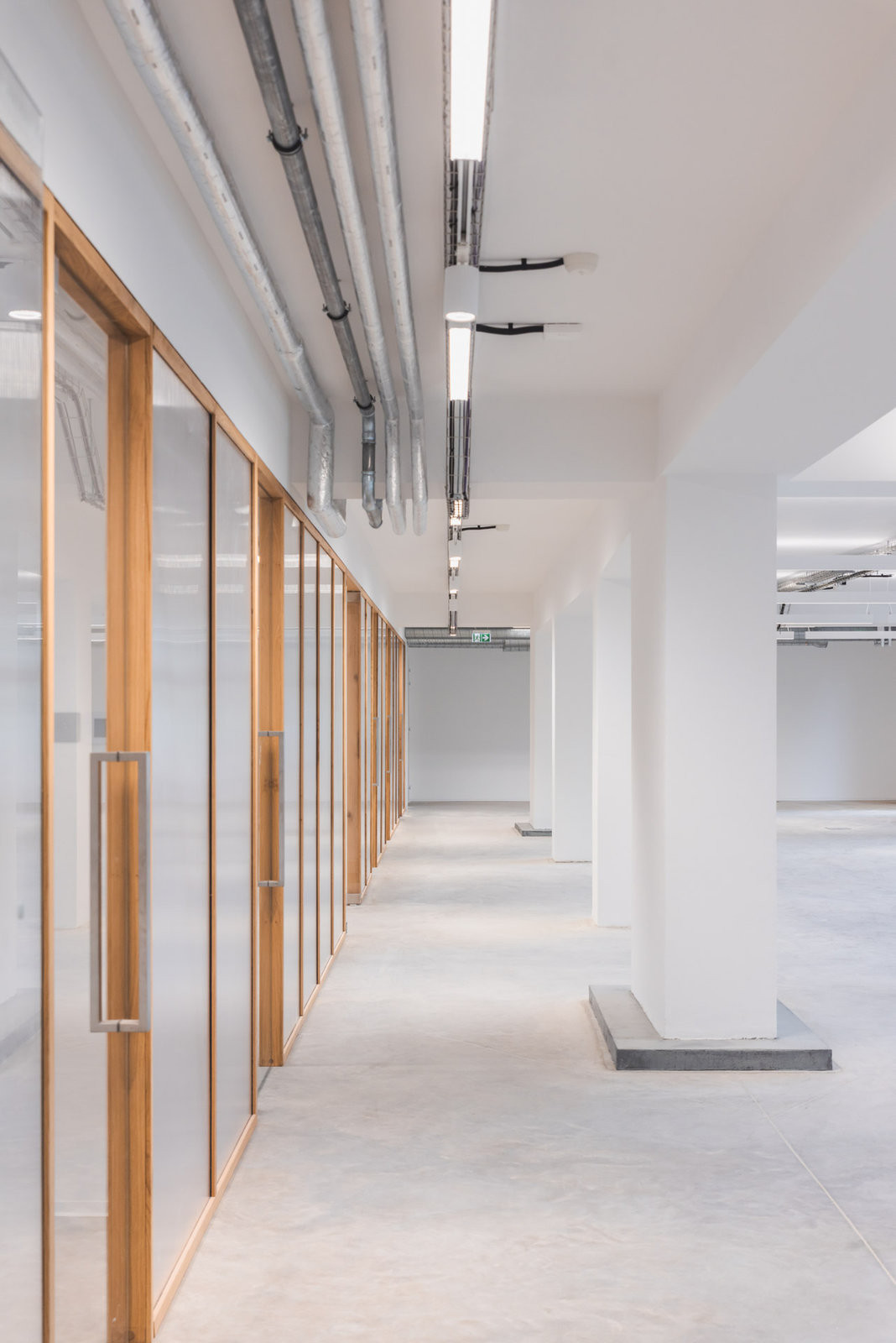 Interiéry jsou prosvětlené, převládá bílá barva. (Ateliér v panelárně od A8000)