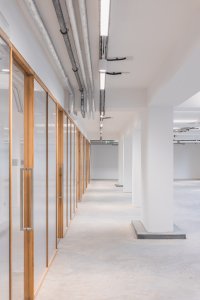 Interiéry jsou prosvětlené, převládá bílá barva. (Ateliér v panelárně od A8000)