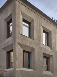 Kartáčovaná omítka je opatřená metalickým nátěrem, který pod slunečními paprsky hází bronzové odlesky. (Rezidence Gotthardská v Praze, NEDVEDARCHITETI)