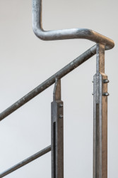 Detail zábradlí (Rekonstrukce domu na Břevnově; Mimosa architekti)