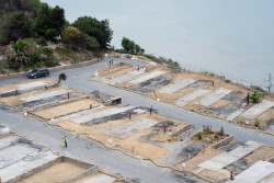 V Los Angeles vyrostla po ničivých požárech "mobilní robotická továrna". Produkuje panely pro stavbu modulárních domů.