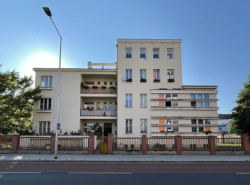 Domy vojenských gážistů, Jiří Kroha, 1925–1927: Krohovy domy pro místní vojenskou posádku dodnes slouží k bydlení