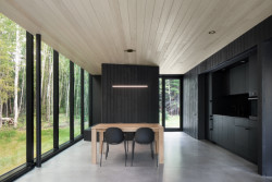 Prefabrikované chatky od studia Bourgeois / Lechasseur architects nedaleko kanadské lyžařské oblasti Le Massif de Petite-Rivière-St-François v lese u Charlevoix