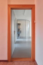 Byt sochaře, NEUHĀUSL HUNAL: Co si naopak nepřál, to byly dveře.  Neobvyklé zadání má cenný potenciál generovat neobvyklá řešení, čehož autoři využili k experimentu