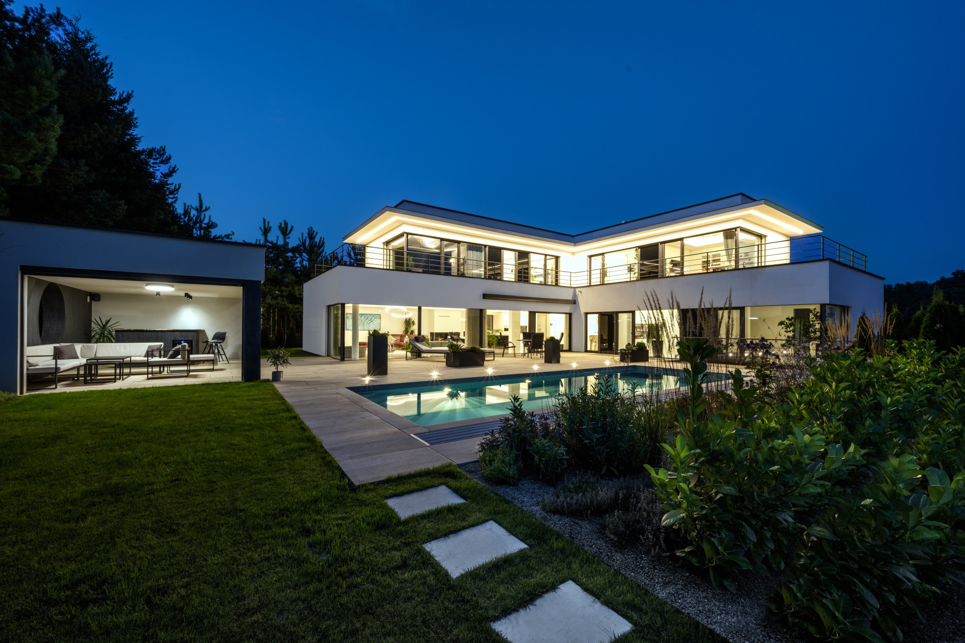 Ateliér Kareš Arch zrealizoval v Brně neofunkcionalistickou vilu, která se otevírá do zahrady