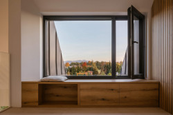 Výhled se otvírá přímo na "královnu Beskyd" - Lysou horu.