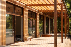 Dřevem opláštěné centrum volného času v Brně spojuje obyvatele napříč věkovými skupinami.