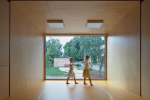 Přístavba ke školce Montessori v Jablonci nad Nisou, Mjölk architekti: Uvnitř přístavby se tak nachází elipsy, po kterých děti chodí a cvičí si tak koordinaci a rovnováhu, ...
