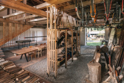 Rekonstrukce stodoly v Pošumaví, BYRÓ architekti: Většinu dalšího materiálu se podařilo sehnat z druhé ruky