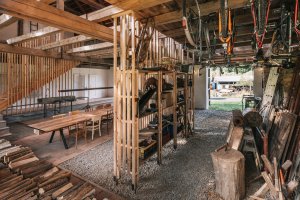 Rekonstrukce stodoly v Pošumaví, BYRÓ architekti: Většinu dalšího materiálu se podařilo sehnat z druhé ruky