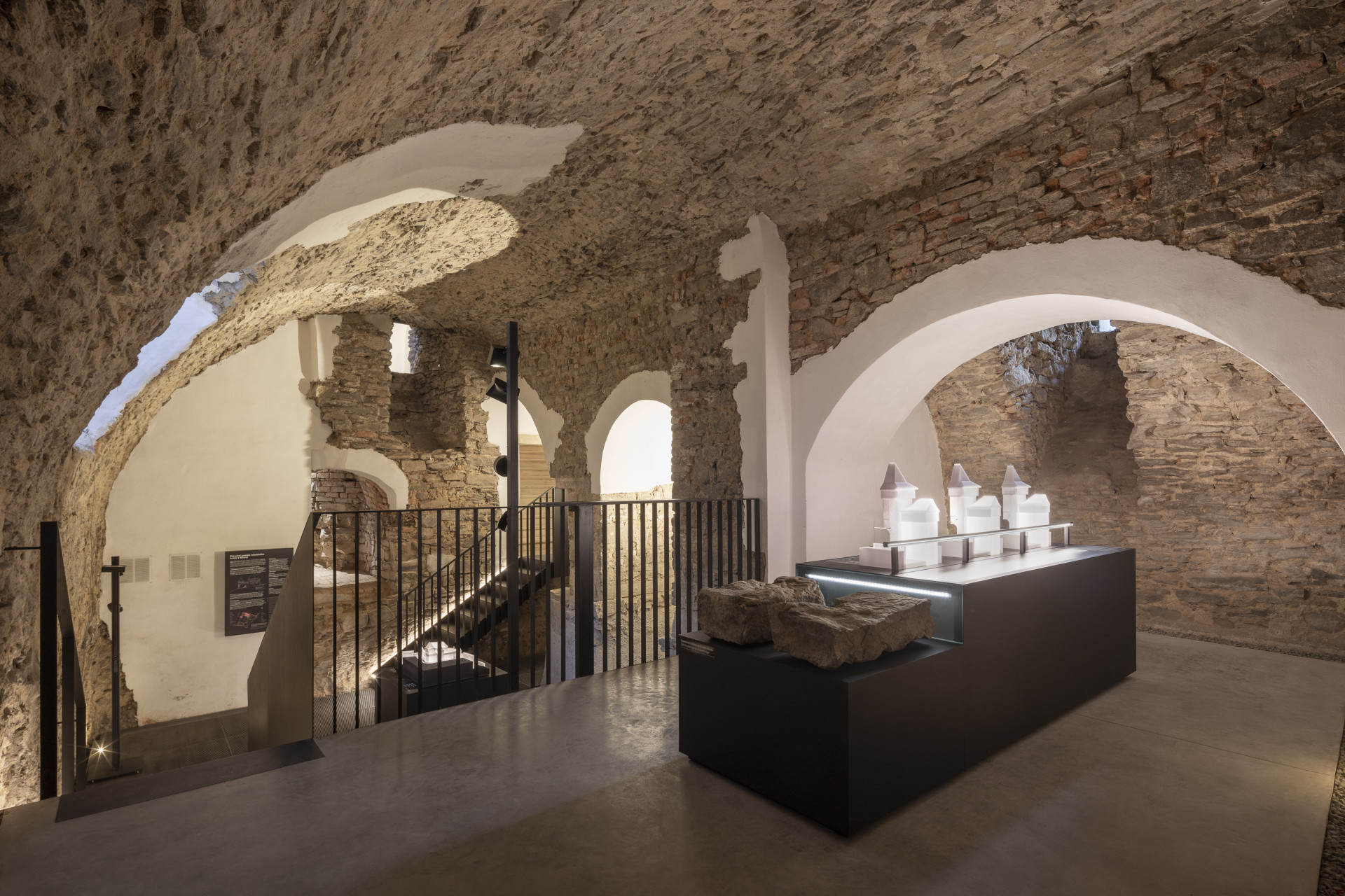 Expozice Skrytý středověk ve sklepích zámku Bílovec od studia Opus architekti