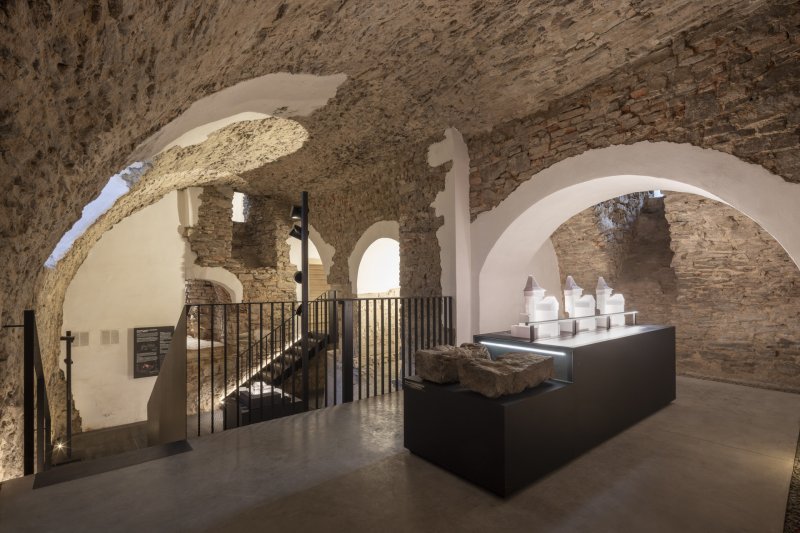 Expozice Skrytý středověk ve sklepích zámku Bílovec od studia Opus architekti