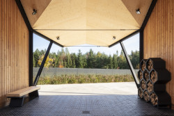 Rodinný dům na Pardubicku, Kvalitář: Garáž se přirozeně napojuje na pozemní komunikaci, přístřeškem se pak dá projít do zahrady