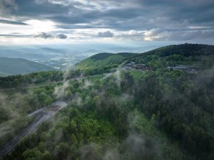 Nejnavštěvovanější místo Beskyd, která při návštěvě Pusteven nelze minout. (Brána Pusteven; henkai architekti)