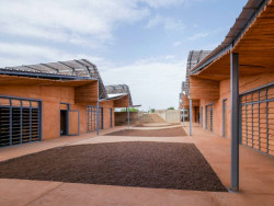 Technologický institut Burkina je založen na systému opakujících se modulů uspořádaných kolem centrálního dvora. Moduly jsou od sebe odsazeny tak, aby mezi nimi mohl proudit vzduch a tak prostor dvora ochlazovat.