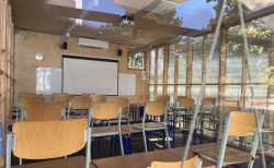 Prostorovým rozvržením jsou to třídy jako mnoho dalších. V čele je katedra a za ní tabule, případně i promítací plátno. (Venkovní učebny GEVO na Jižním Městě, Ateliér HRA) 