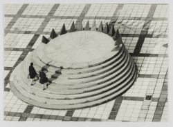 Jaromíra Šimoníková, odpočivné zařízení se slunečními hodinami, univerzitní kampus, Praha-Suchdol, 1966