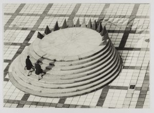 Jaromíra Šimoníková, odpočivné zařízení se slunečními hodinami, univerzitní kampus, Praha-Suchdol, 1966