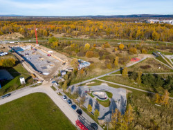 V lukrativní rezidenční oblasti Českých Budějovic roste bytový dům Byty 4 Dvory. (Průběh realizace - listopad 2023)