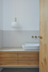 Interiéry vily v Klánovicích, KURZ architects: Pohled do koupelny