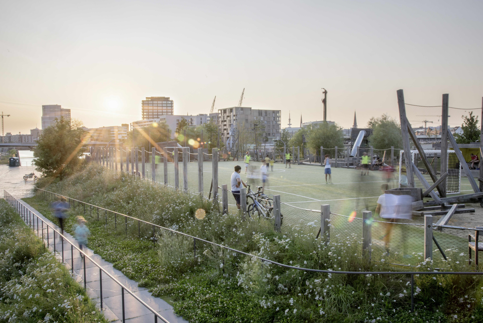 4. dubna 2024 od 19h30 proběhne v CAMPu přednáška s názvem Město a divočina / Přežití městského parku se zástupcem z berlínského ateliéru LOIDL Martinem Schmitzem a českým zahradníkem Ondřejem Fousem.