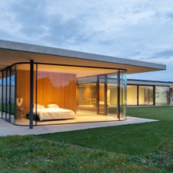 Na pomezí interiéru a exteriéru. Dům se třemi pavilony nabízí výhledy do zvlněné podhorské krajiny Beskyd