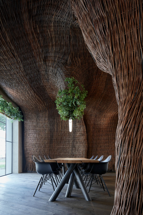 Steak Restaurant v prostorách bývalé STK autodílny, Komplits