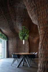 Steak Restaurant v prostorách bývalé STK autodílny, Komplits