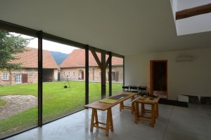 under-construction architects, Ateliér zasunutý do stodoly – foto