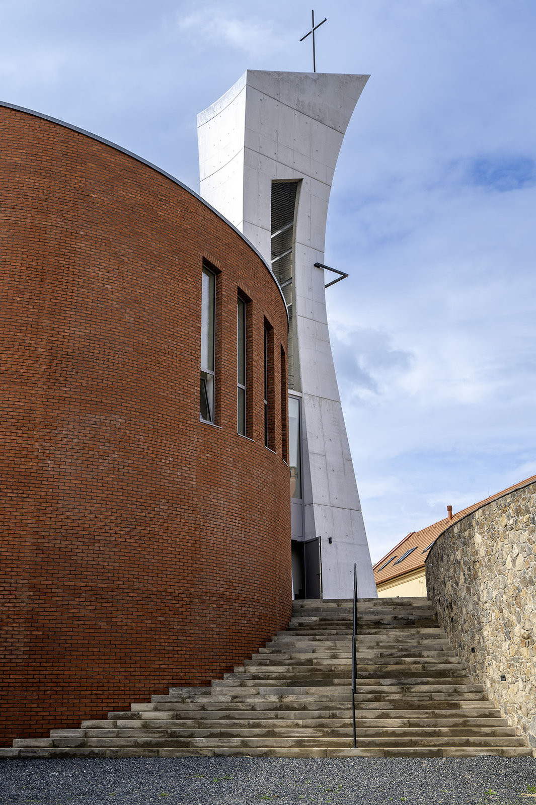 Klášter bosých karmelitek v Drastech. Architekturu navrhl ateliér AV19.