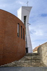 Klášter bosých karmelitek v Drastech. Architekturu navrhl ateliér AV19.