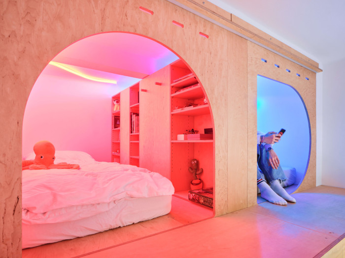 Každá kajutka v dětském pokoji je takovou mini místností, která sestává z postele, vlastních poliček a výklopných úložných prostor se schovanými elektro zásuvkami. (Bydlení na 37 metrech čtverečních; hurá studio)