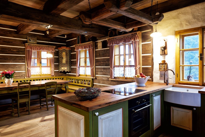 Společnost Roubenky Roubal zajišťuje návrh i realizaci interiérů roubenek, včetně dobového či moderního nábytku a vybavení.