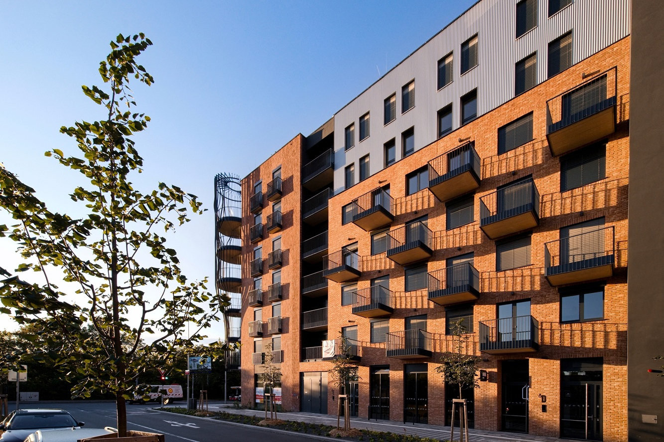 Etapa Sever - nárožní s dominantou láhve v jejímž těle a hrdle jsou umístěné jednotlivé balkóny a lodžie. (Transformace Lihovaru Smíchov; Black n´ Arch)