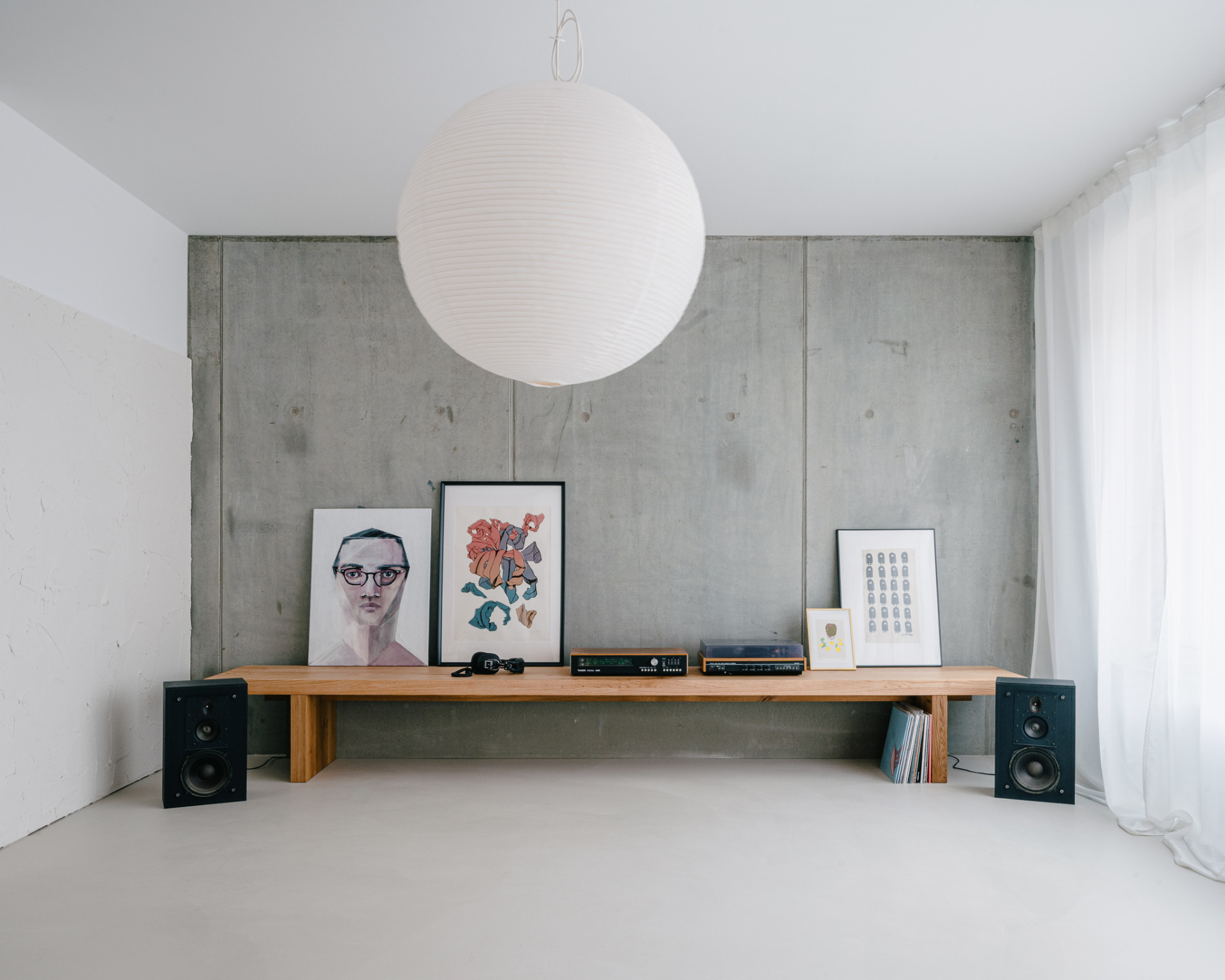 Jaromír Krobot navrhl interiér bytu, ve kterém dominují přiznané pálené cihly, beton a hrubé omítky