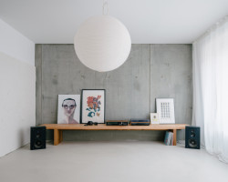 Jaromír Krobot navrhl interiér bytu, ve kterém dominují přiznané pálené cihly, beton a hrubé omítky