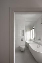 Koupelna se inspiruje modernistickou estetikou třicátých let. (Byt Mariánska v Bratislavě, NOIZ architekti)