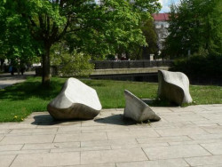 Soubor plastik kamenů před hotelem Thermal v Karlových Varech