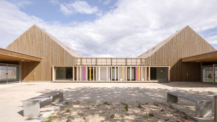 Architekti ze studia FAUN doufají, že jejich střídmá realizace školy bude sloužit jako inspirace pro další výstavbu v obci Josnes.