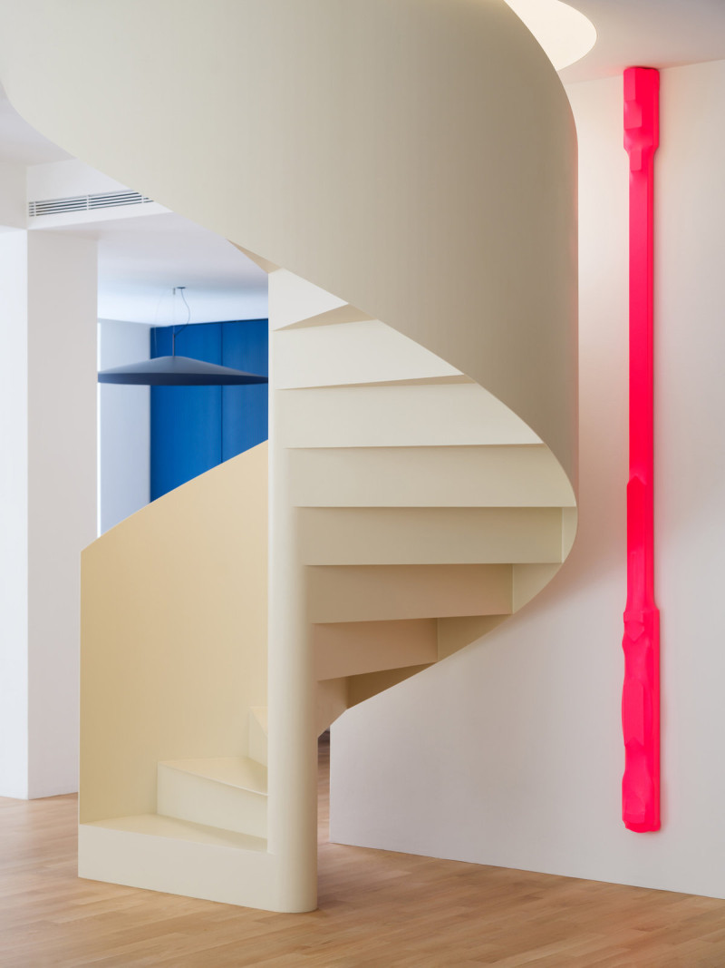 Původní klasické dvojramenné schodiště nahradilo subtilní ocelové točité vřeteno v odstínu šampaňského. (Mezonet na Břevnově; esté architekti)