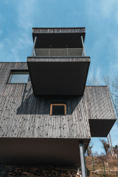 Fasáda domu je z opalovaného sibiřského modřínu. (Dům Větrník v Ruprechticích od atakarchitekti)