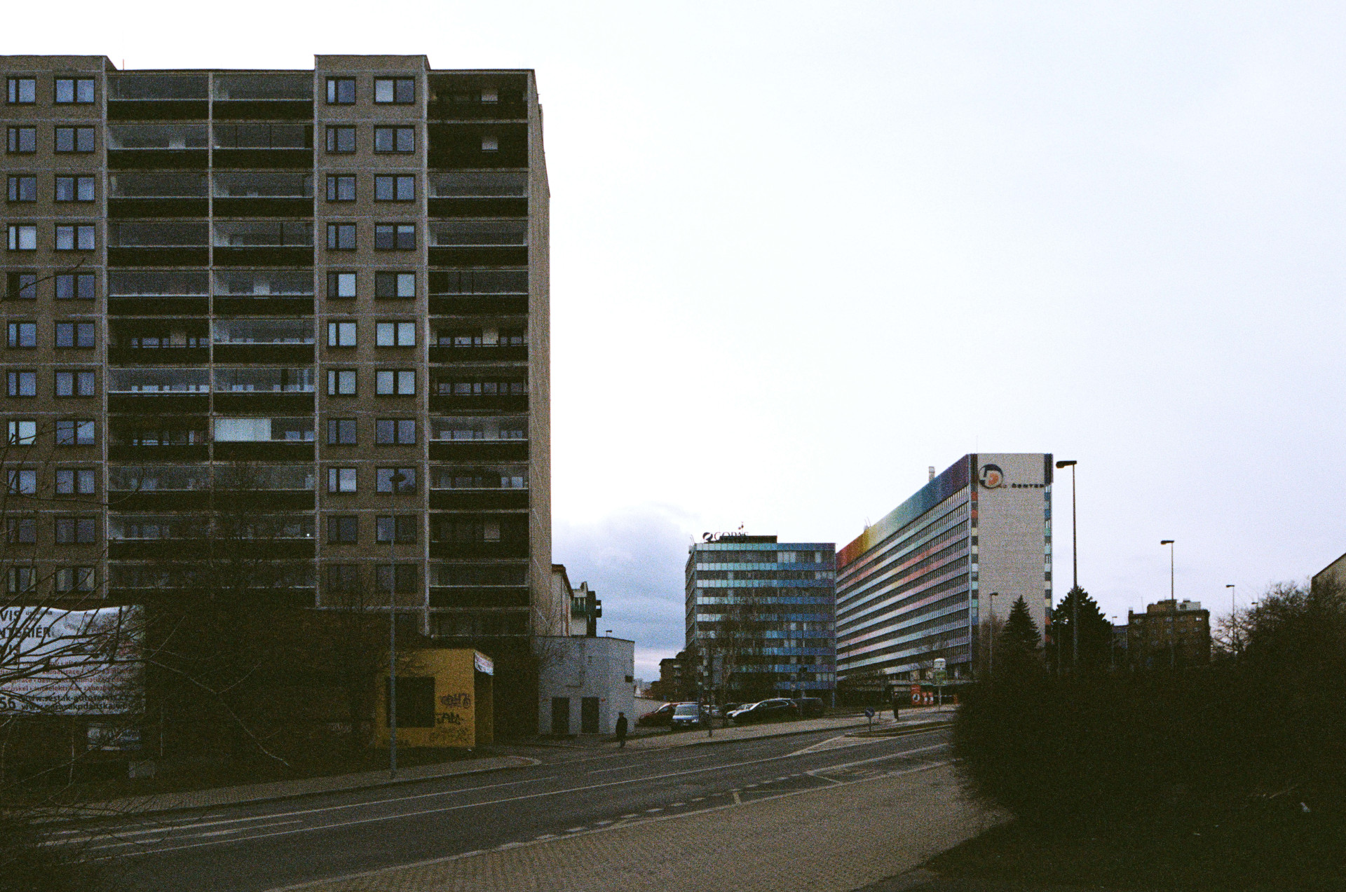 Nedostupný Chemapol ale zůstat neměl, od křižovatky cest Kodaňská a Kavkazská k němu měla vést široká rampa pro pěší. Mezi objekty mělo být možné se volně pohybovat a velkolepý veřejný prostor být dalším statusovým symbolem. To však přestalo být s příchodem normalizace tématem, a z budovy se stala spíše elitní nedostupná „pevnost“.
