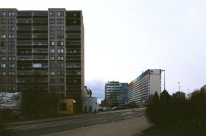 Nedostupný Chemapol ale zůstat neměl, od křižovatky cest Kodaňská a Kavkazská k němu měla vést široká rampa pro pěší. Mezi objekty mělo být možné se volně pohybovat a velkolepý veřejný prostor být dalším statusovým symbolem. To však přestalo být s příchodem normalizace tématem, a z budovy se stala spíše elitní nedostupná „pevnost“.
