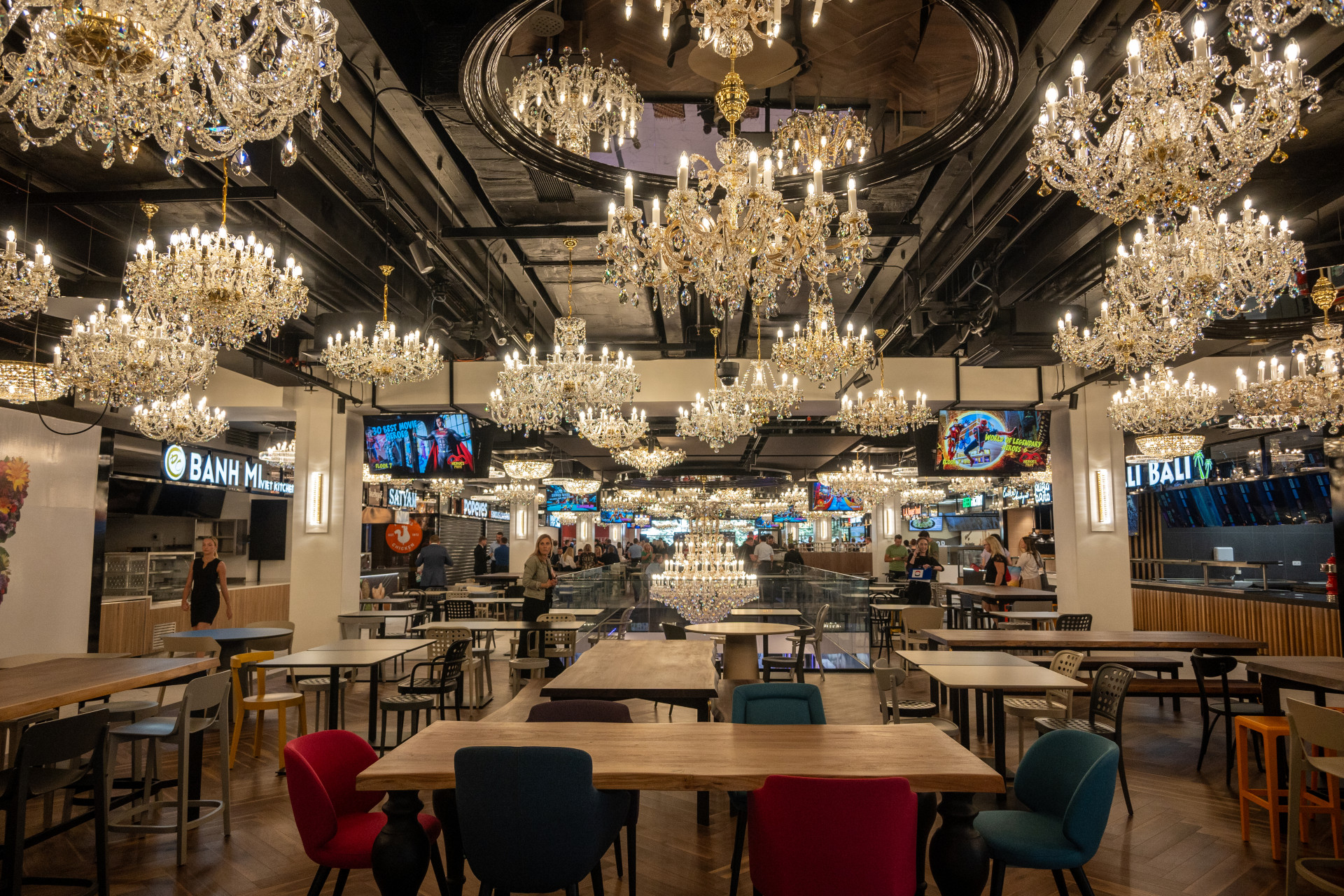 O to větší překvapení čekalo uvnitř. 250 rozzářených křišťálových lustrů. „Česká výroba,“ zdůrazňuje Martin Klán z investorské firmy Amedeus Real Estate, kterou reprezentuje spolu s bratrem Václavem Klánem.